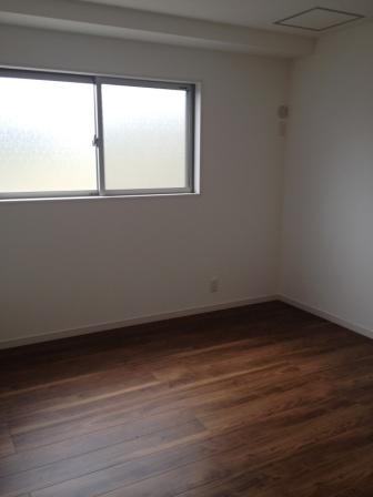 Non-living room. Please to study