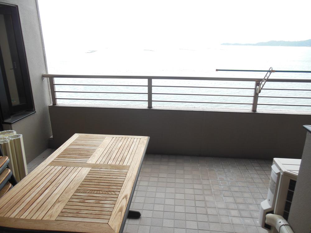 Balcony. Place the table set with a spacious balcony cafe time while looking at the sea, Beer is also surely delicious
