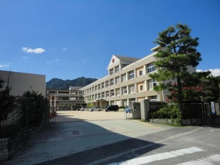 Primary school. Hatsukaichi stand Onohigashi to elementary school 1352m