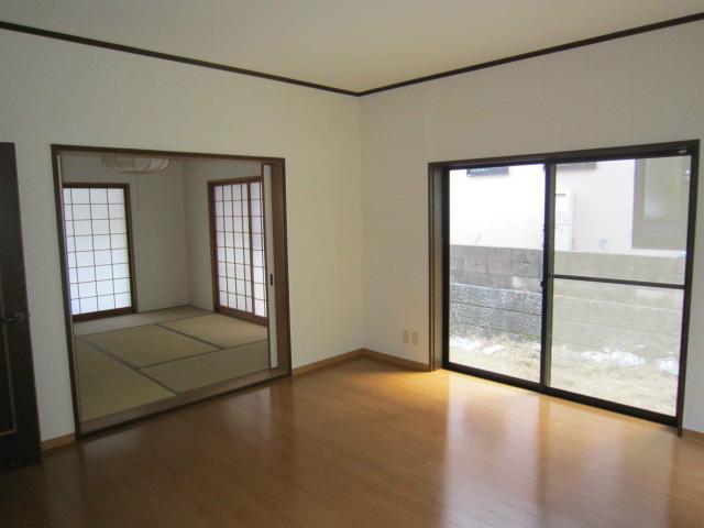 Living. We look at the Japanese-style room from the living room