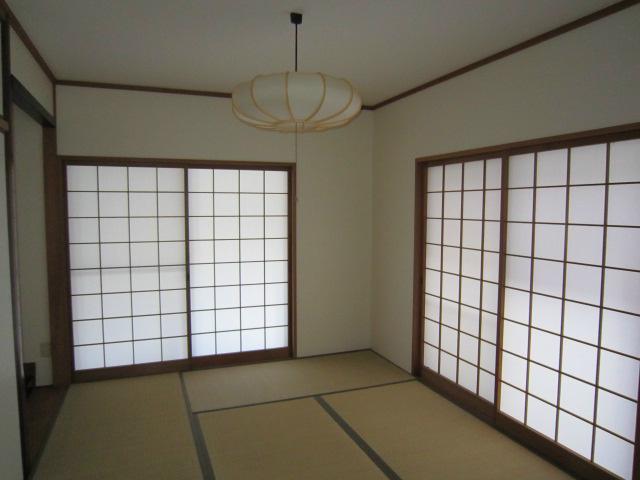 Non-living room. It is a quaint Japanese-style room