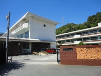 Primary school. Hatsukaichi stand Sagata elementary school (elementary school) 1000m to