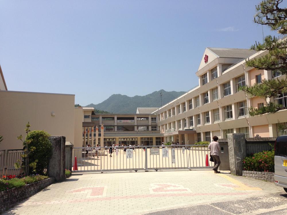 Primary school. Hatsukaichi stand Onohigashi to elementary school 1963m