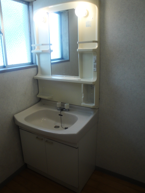 Washroom. White wash basin ☆