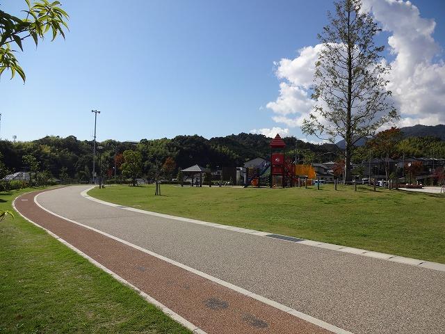 park. There is a sparkling park in the immediate vicinity. There is also a playground equipment and a wide ground, In addition, since the sea is also visible, It is good to be leisurely spend with family on holiday