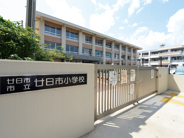 Surrounding environment. Hatsukaichi elementary school (about 480m / 6-minute walk)
