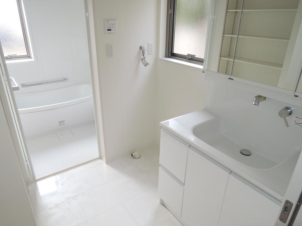 Wash basin, toilet. Wash ・ Bathing is both bright and comfortable