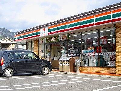 Convenience store. 433m to Seven-Eleven (convenience store)