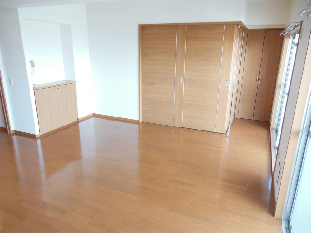 Living. Living is very good bright wind street to spend the precious family, I Tsukaemasu more widely I open a Japanese-style room facing the living room