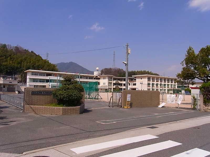 Primary school. Hatsukaichi 821m up to municipal Miyauchi Elementary School