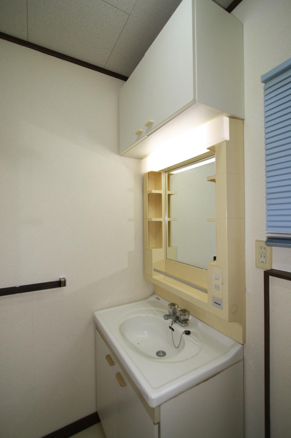 Wash basin, toilet. Interior