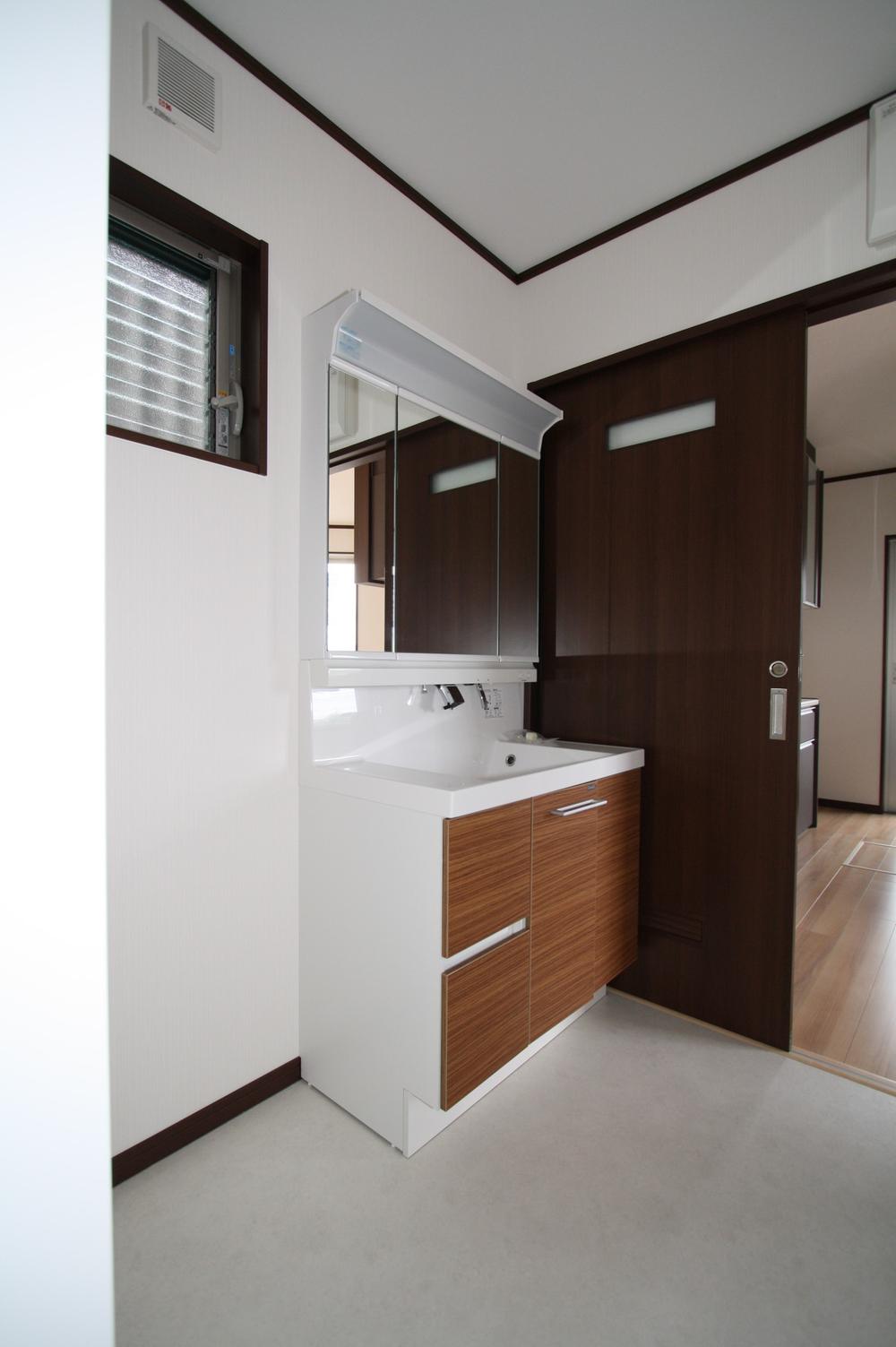 Wash basin, toilet. Interior