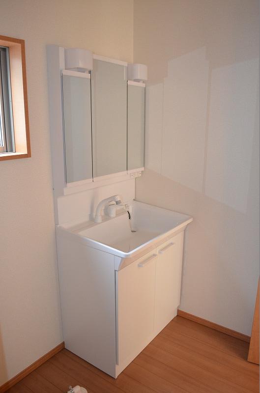 Wash basin, toilet. Three-sided mirror 750 size shampoo dresser