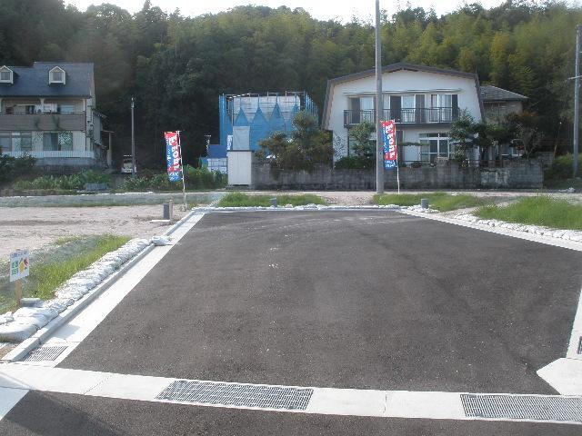 Local photos, including front road. But it is just now under construction, You can look at the model house of the same specification. Please feel free to contact us.  082-254-1400 is. 