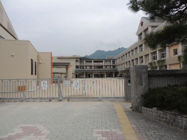 Primary school. School of 744m children to Hatsukaichi stand Onohigashi elementary school is also safe if within 1 km. 