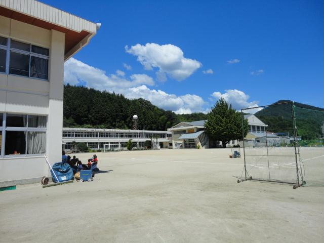 Primary school. Tomokazu until elementary school 1808m