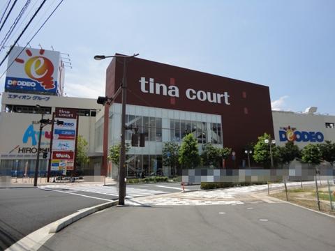 Shopping centre. Tina 1045m to Court