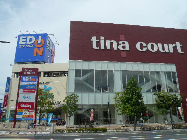 Shopping centre. Tina 140m until the Court (shopping center)