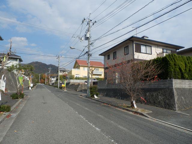 Local appearance photo. It is a front road of the west. (About 12m ※ Including the sidewalk. )