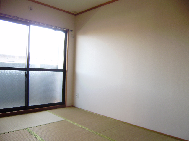 Other room space. Bright Japanese-style room facing the balcony ☆