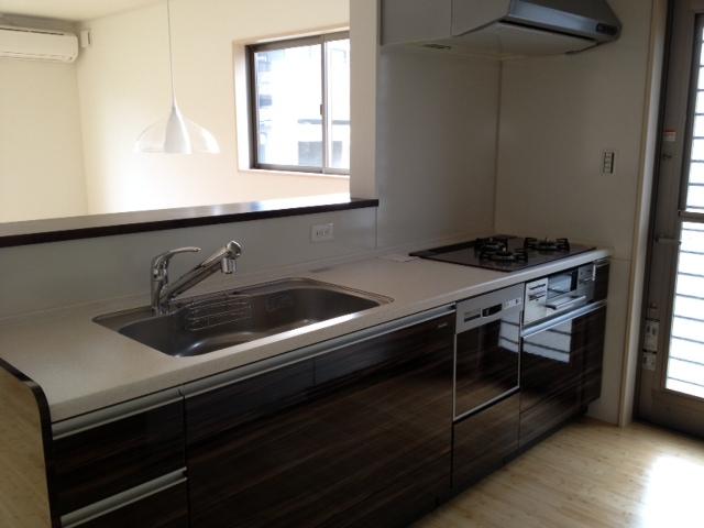 Kitchen. Spacious kitchen! Dishes also be fun going