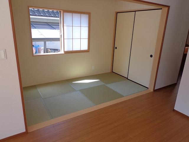 Non-living room. Japanese-style room is also bright and comfortably likely