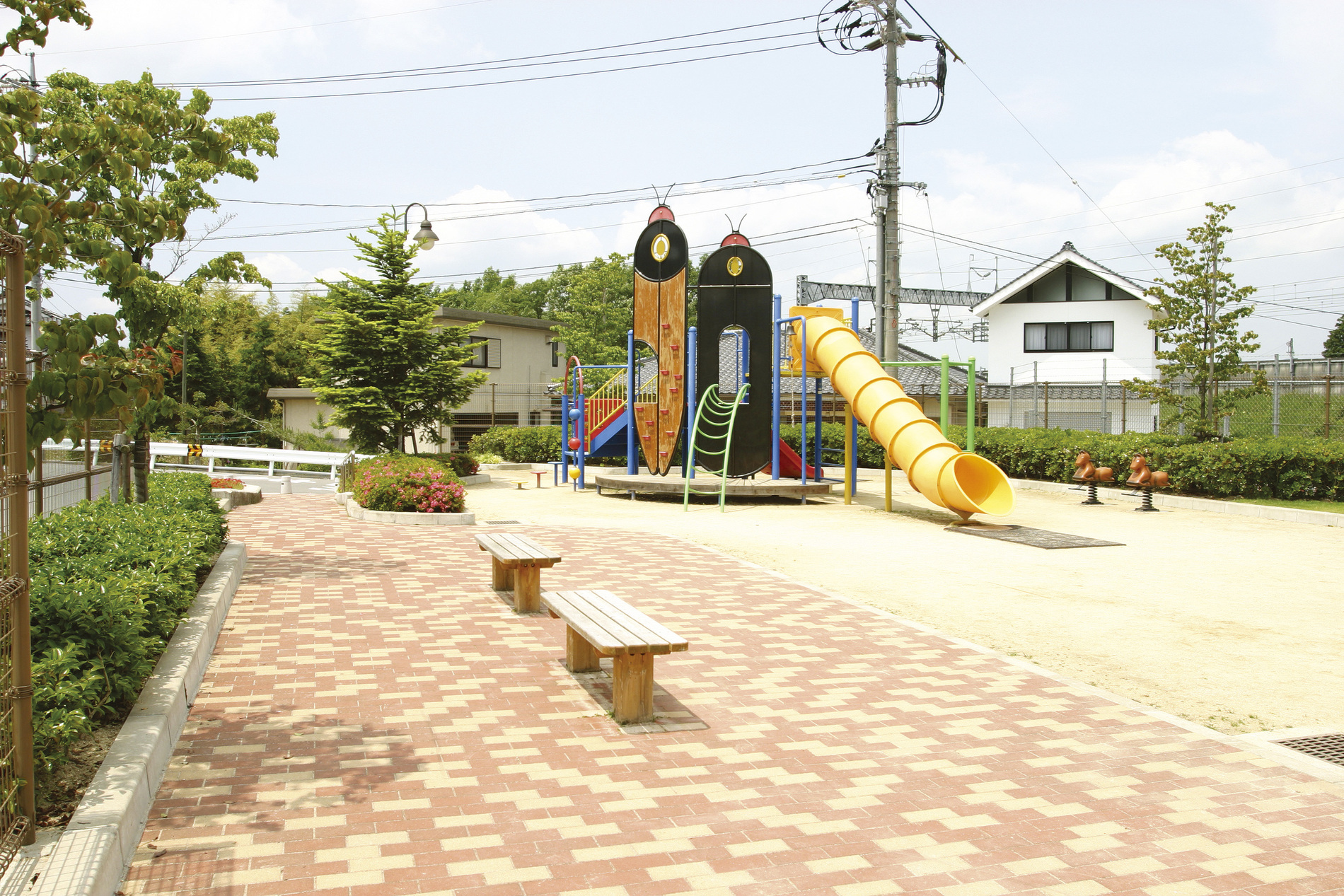Other Environmental Photo. And equipped with park playground equipment, Children likely to be able to freely play (in the town)