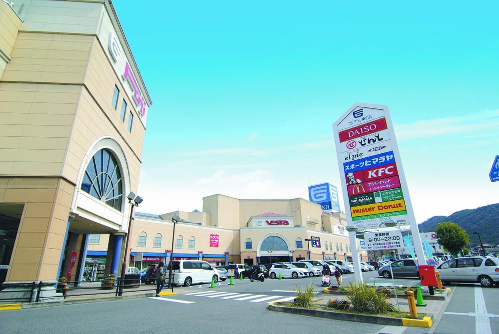 Other. About 5 minutes by car to Fujiguran Higashi-Hiroshima