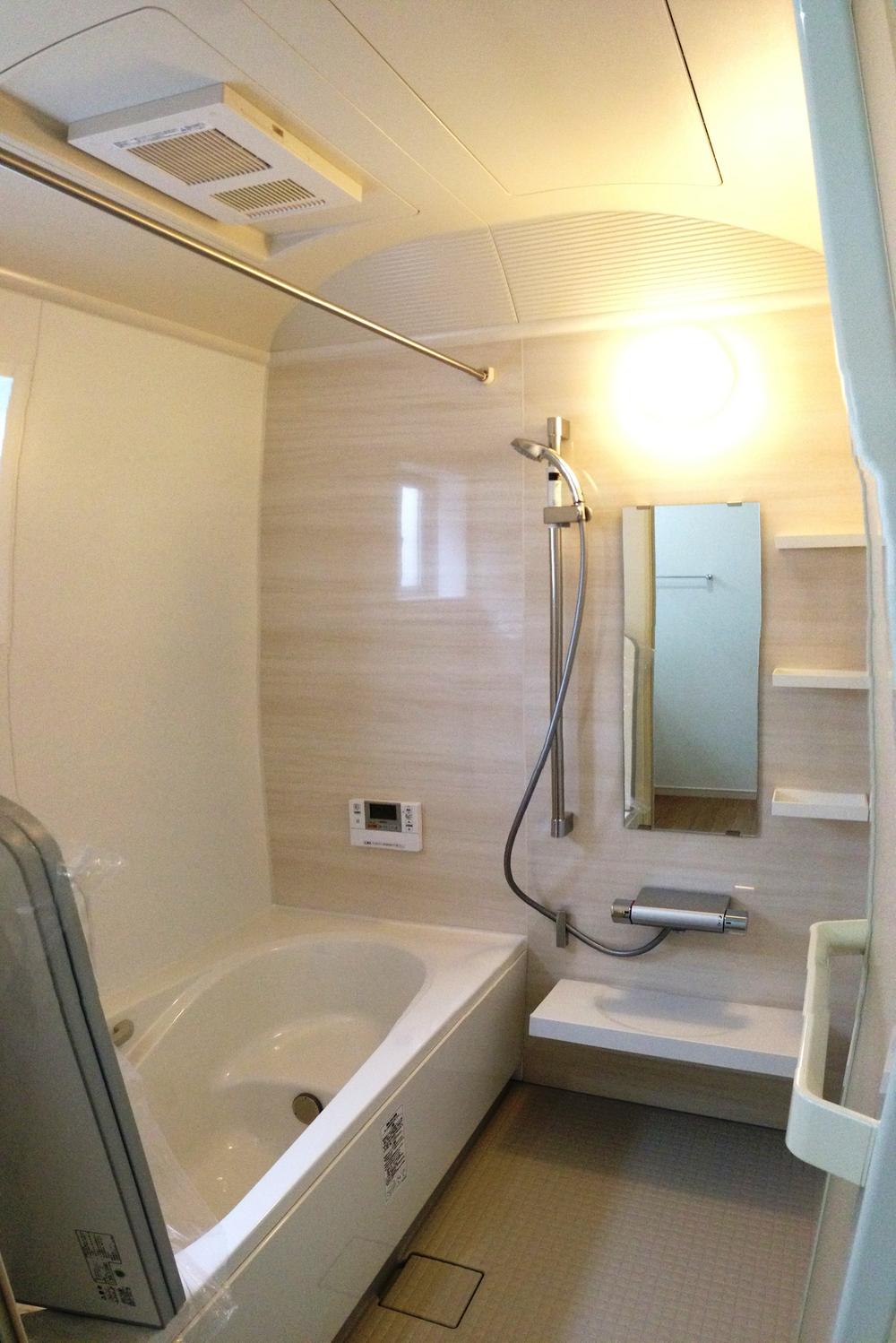 Bathroom. Spacious bathroom with a dome ceiling.  Bathroom dryer laundry is to dry out, Hot water is less likely to cold Samobasu. Enhanced features, such as Kururin poi dust is likely to throw away. 