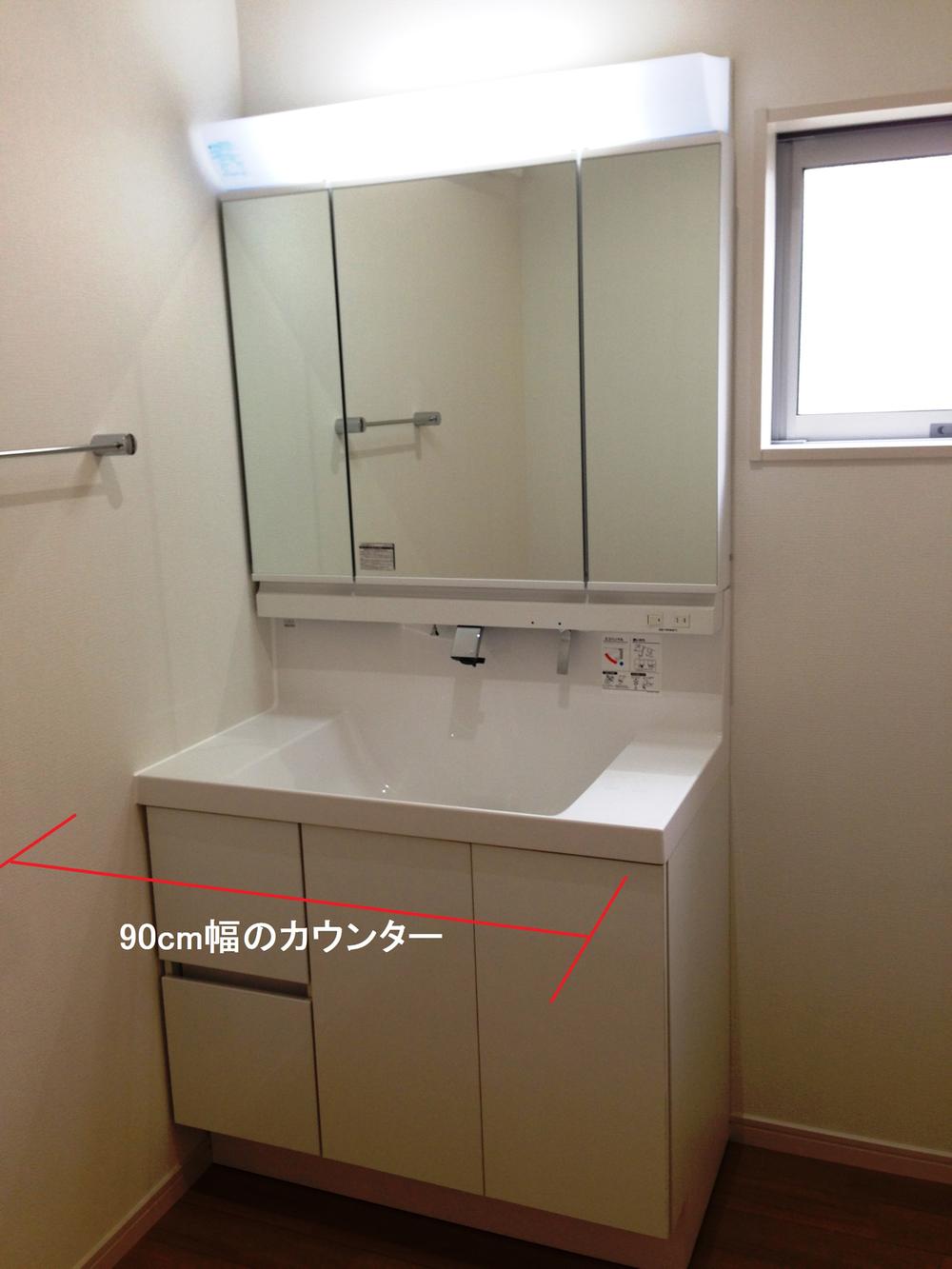 Wash basin, toilet. Since the counter of 90cm width, And put a lot of small items, It can also be used by two people