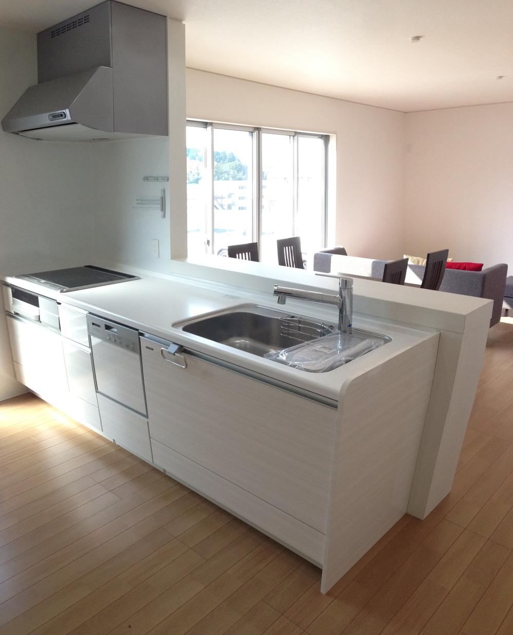 Kitchen. Sunny face-to-face kitchen.  And convenient all-slide storage.  Care is likely to enamel kitchen panel. 