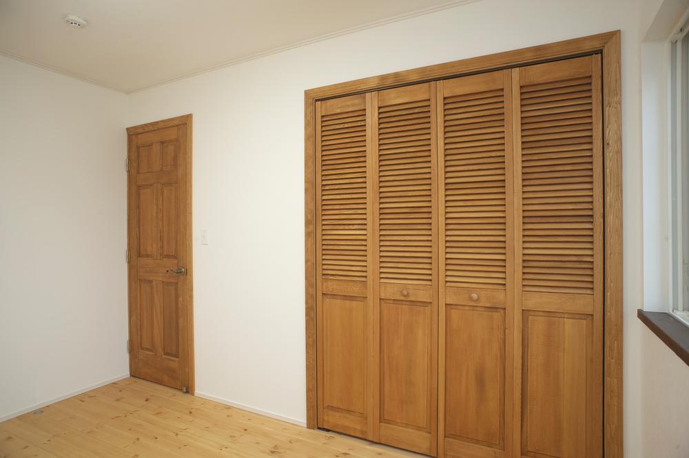 Same specifications photos (Other introspection). Gives warmth to the room is painted wooden door by natural materials. 