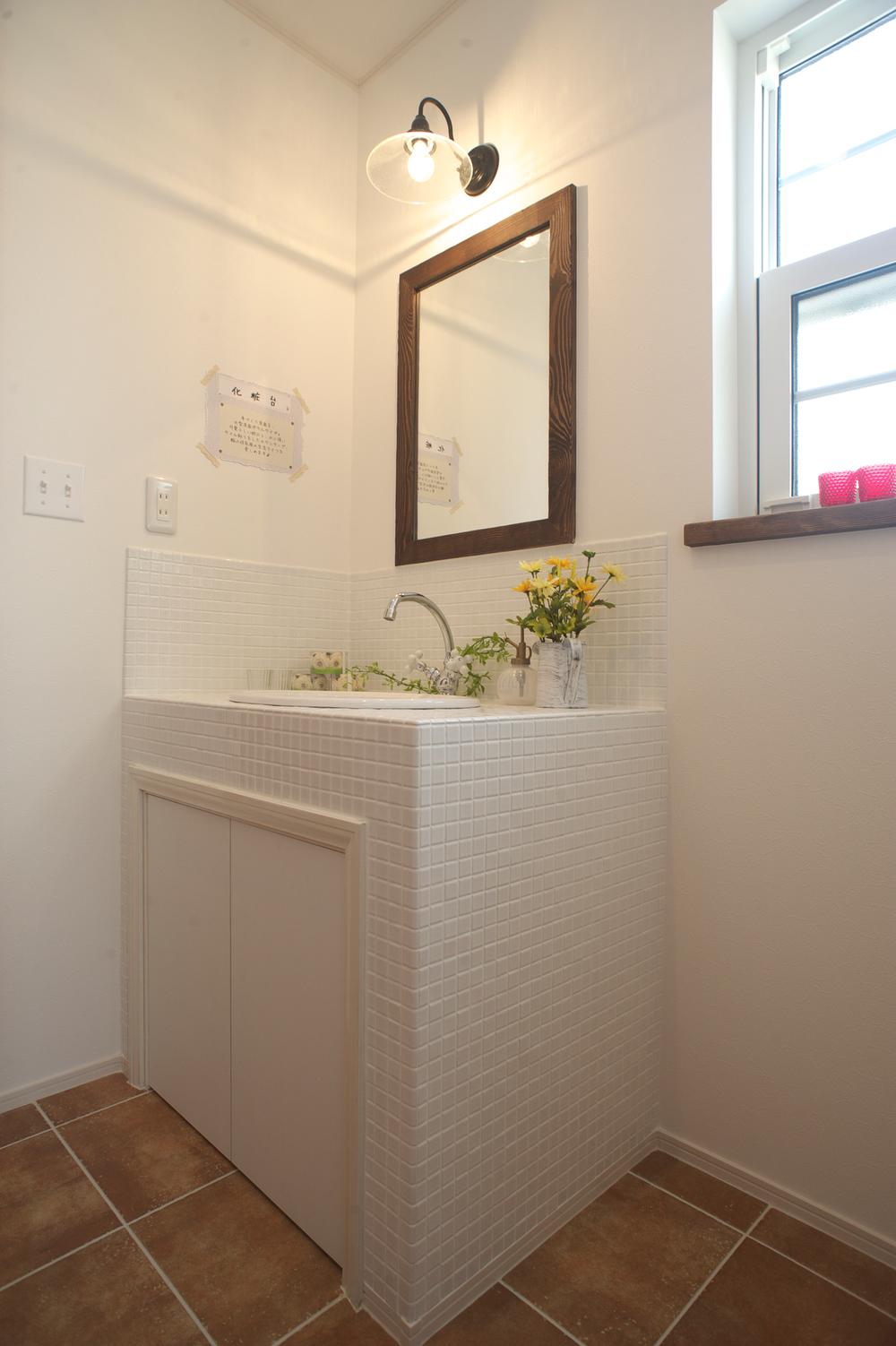 Same specifications photo (bathroom). It is the original vanity.  It was realized the longing of tiles. 