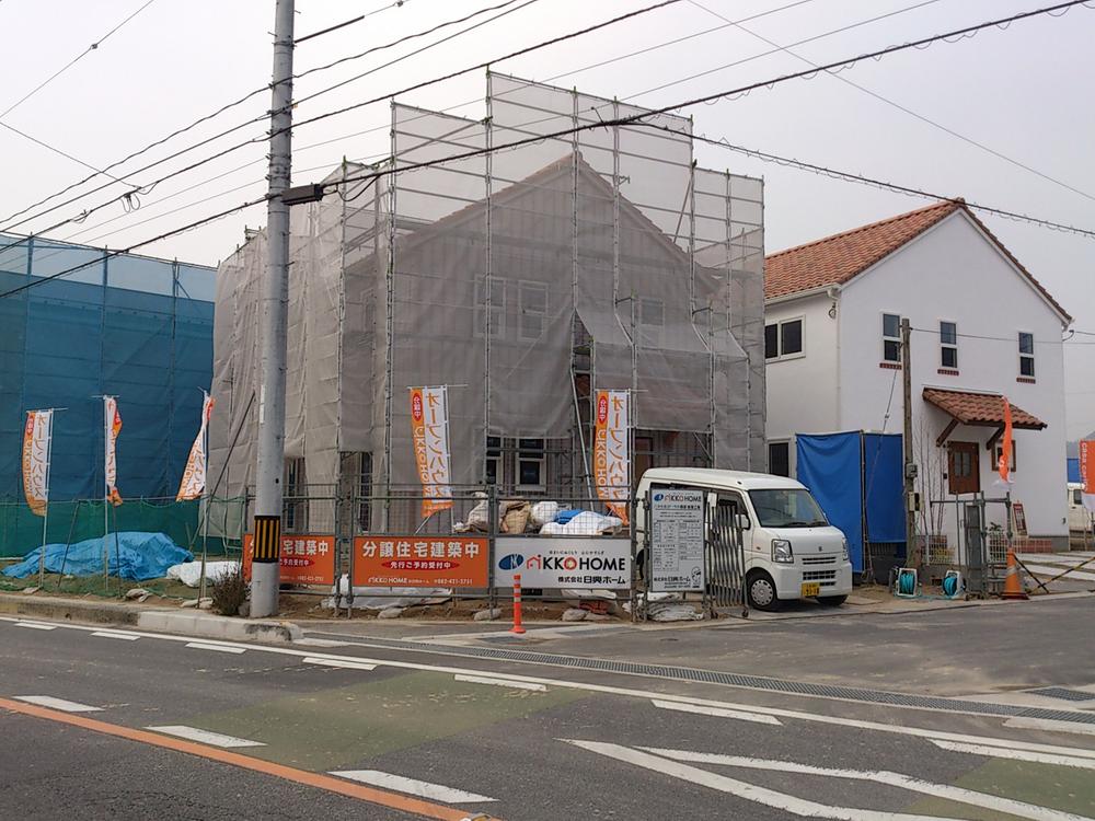 Local photos, including front road. Local (12 May 2013) Shooting. It is under construction towards the completion of the end of January. Right next to the building is a model house of the same specification. 
