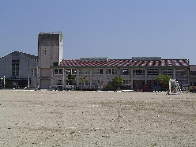 Primary school. 1932m Higashi-Hiroshima City Museum of heights up to the hills elementary school