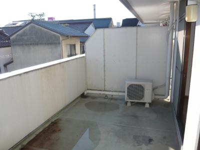 Balcony. Balcony of 202.201 is wide type ・ There laundry Storage