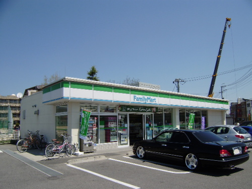 Convenience store. 881m to FamilyMart Saijo Higashiten (convenience store)