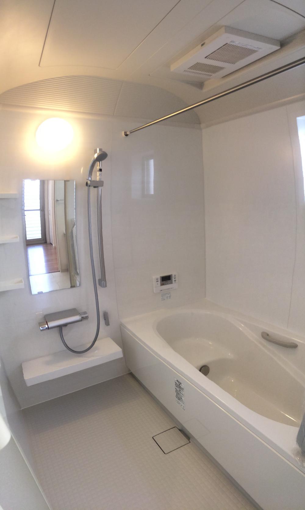 Bathroom. To widely put leisurely bath, Comfortable equipment such as a bathroom heater. 