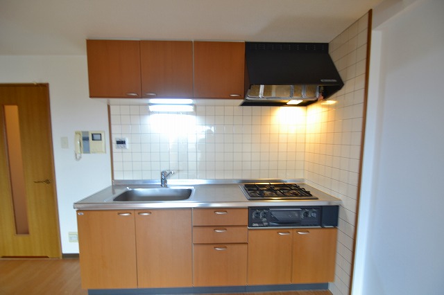 Kitchen. 3-neck is a gas stove with a system Kitchen