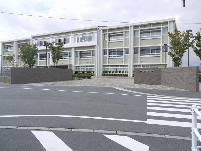 Junior high school. 1000m to the center junior high school