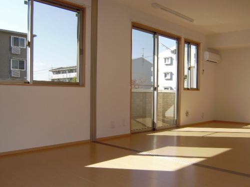 Living and room. Facing south in sunny ☆