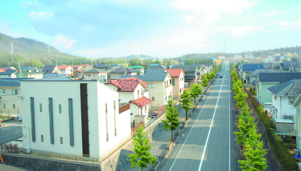 Local photos, including front road. Spread is wide house, a bright cityscape. 