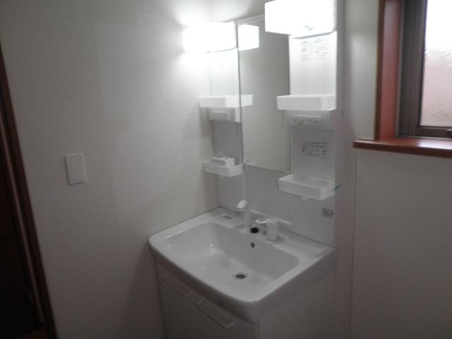 Wash basin, toilet. Local (10 May 2013) Shooting