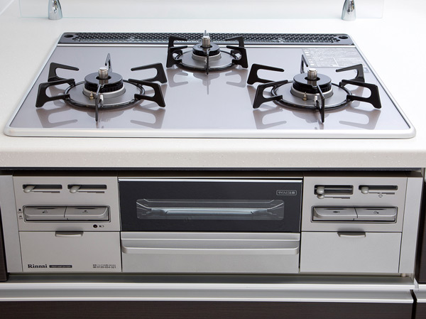 Kitchen.  [3-neck glass top stove] Of happy-fired 3-burner stove. Help speedy kitchen work. Also, All mouth temperature with a sensor with consideration to safety. It is a kitchen that are both functional and safety. (Same specifications)