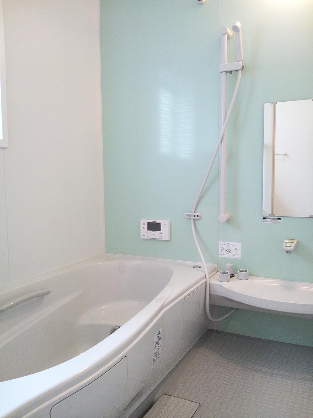 Bathroom. Spacious bathroom will be able to go in the whole family. Small children also easy to enter the tub, It is a tub of sitz bath type. 