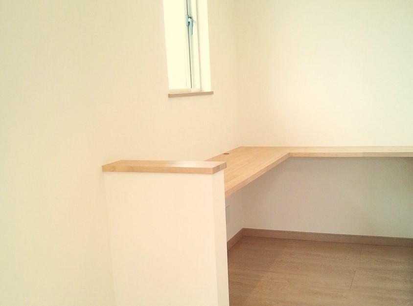 Non-living room. The main bedroom with a study space is plenty of storage! ! Because the study is slightly recessed, You can secure a private space. 