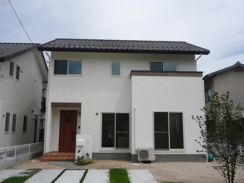 Local appearance photo. Roof tiles on the walls of the white! ! It is the house of pretty atmosphere. 