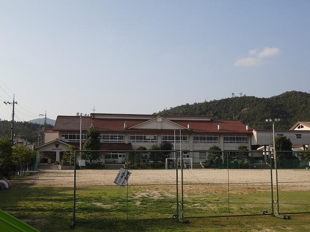 Primary school. 260m until Yoshikawa Elementary School