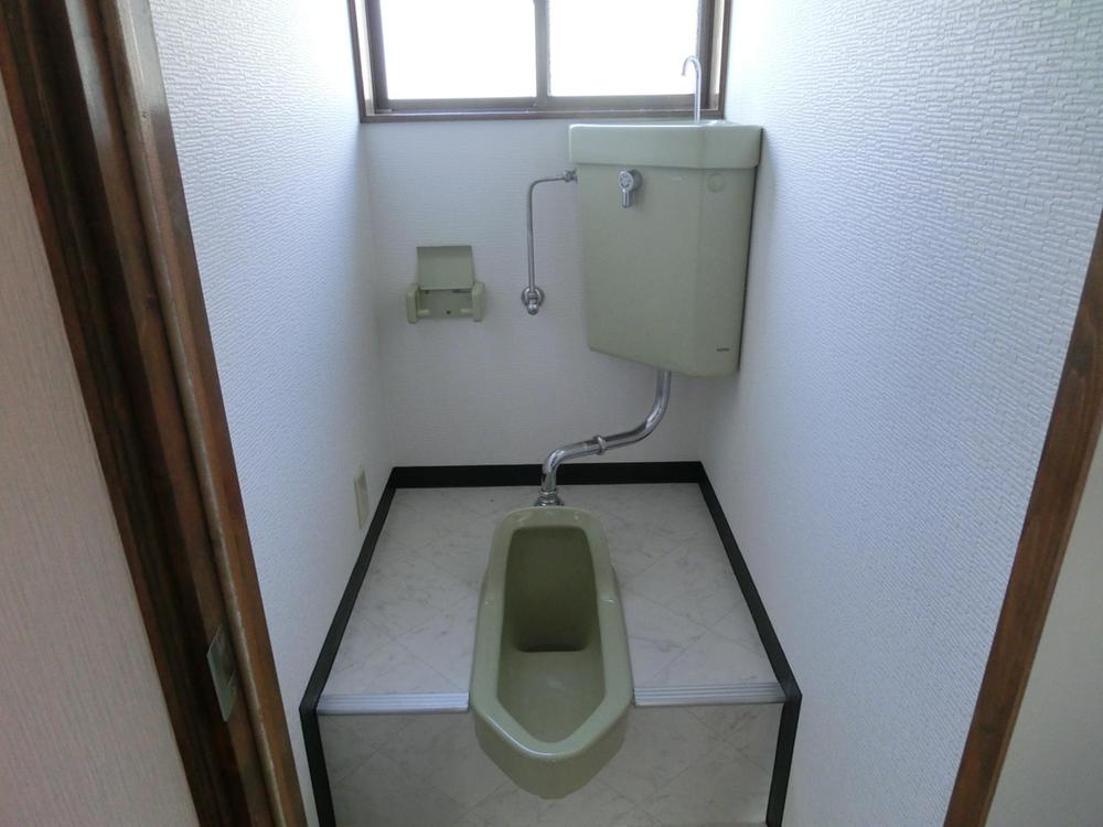 Toilet. 2F