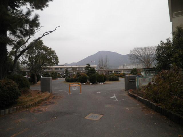 Primary school. 539m to Higashi-Hiroshima Municipal Shimokurose Elementary School